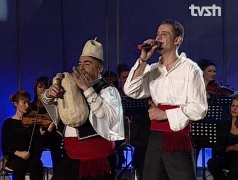 Luiz Ejlli with bagpipe-playing friend